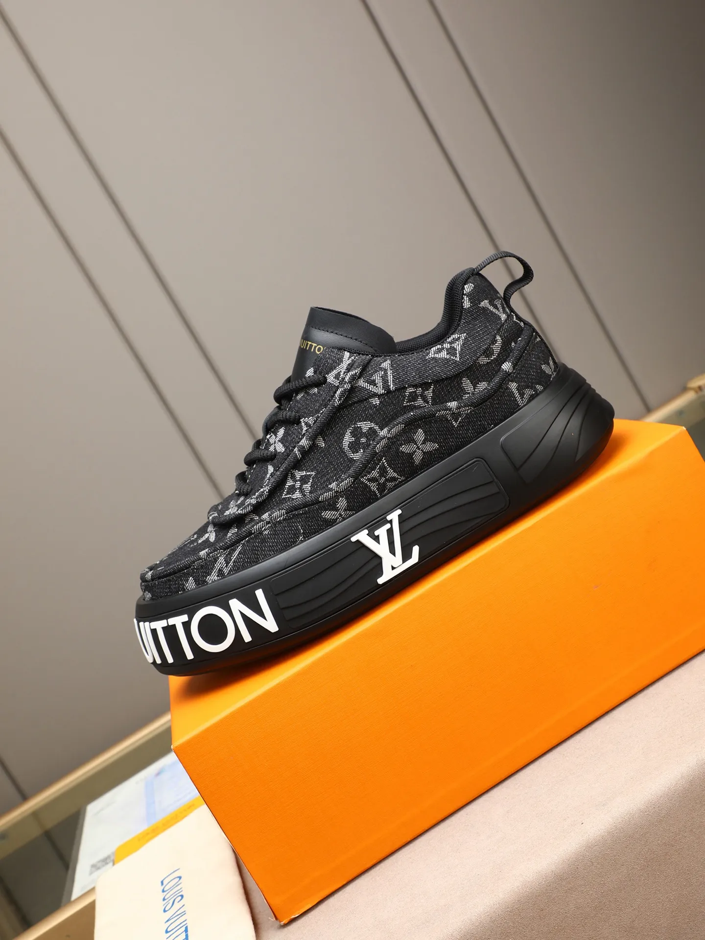 Men's shoes 💰560 LV are novel and fashionable, and the uppers are made of imported cowhide + LV special materials! Super trendy design! It’s eye-catching! The leather is soft, delicate, shiny and translucent, showing the ultimate in pure handcraftsmanship, and the mesh is soft, comfortable and breathable! Size: 39-44 (38 45 customized)